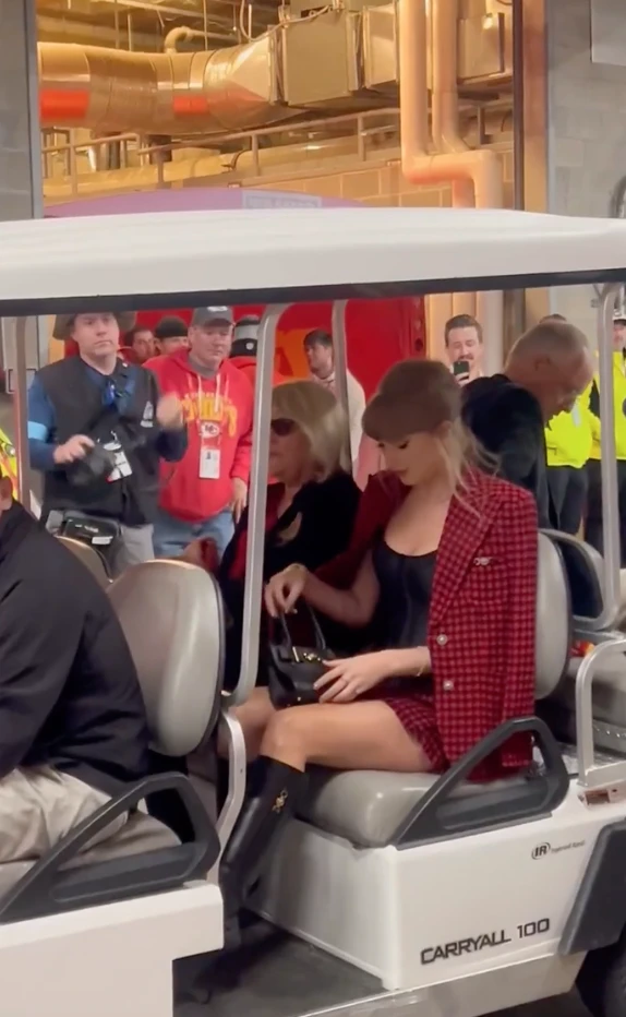 Taylor Swift chỉnh đốn vệ sĩ vì dám la hét phóng viên, CĐM khen ngợi hết lời - Hình 1