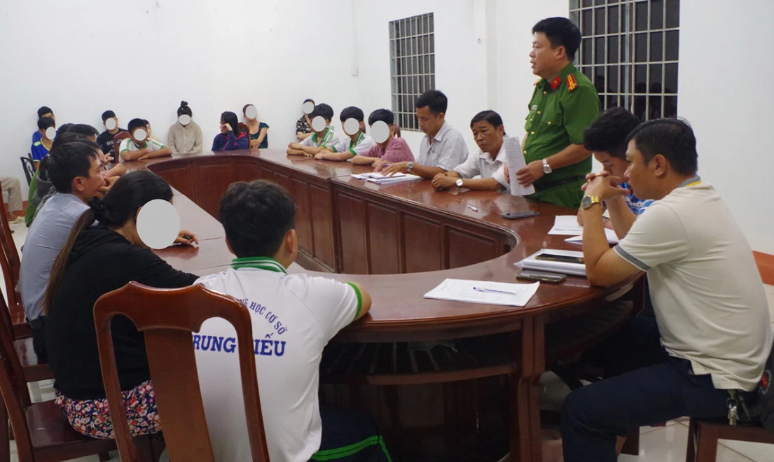 Thầy Hiệu trưởng che giấu việc 1 học sinh bị 8 em đánh hội đồng - Hình 1