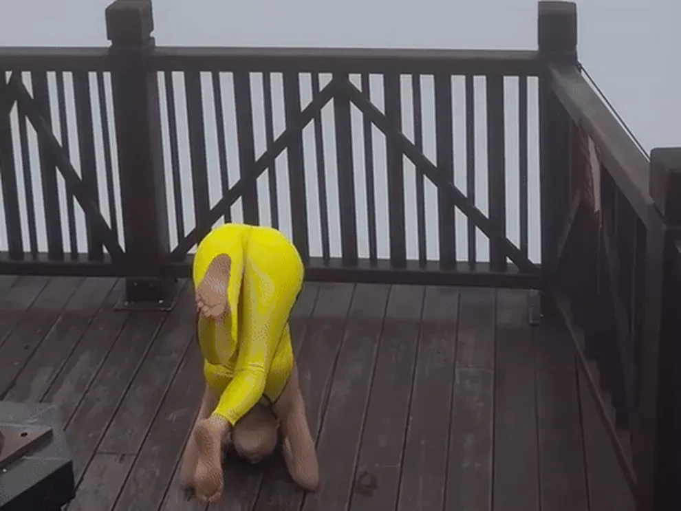 Yoga flex nội thất ở cung điện, đỉnh núi: người quay chịu khó, CĐM khó chịu? - Hình 2