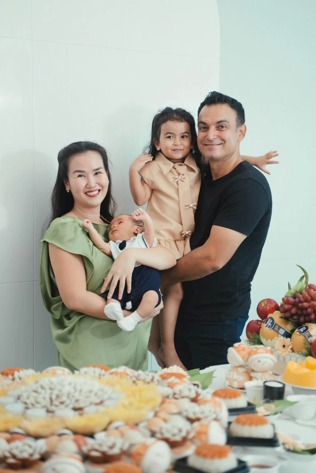 Con trai Võ Hạ Trâm đầy tháng, làm tiệc tưng bừng, ông ngoại xuất gia về thăm - Hình 2