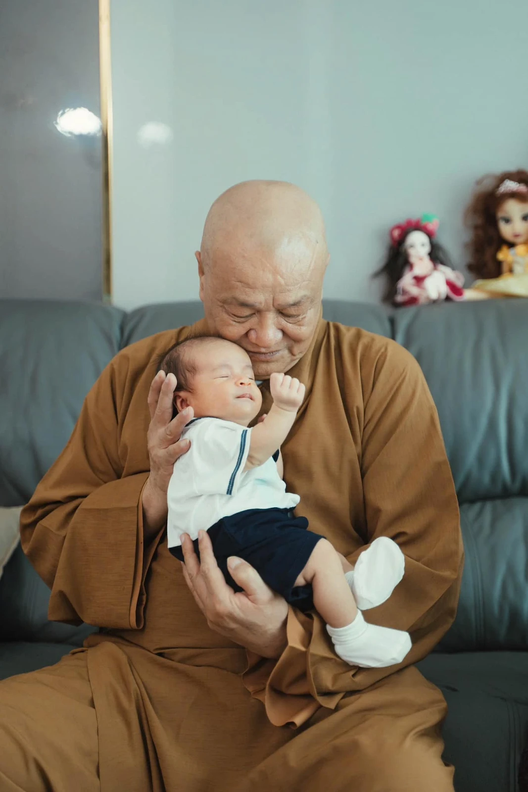 Con trai Võ Hạ Trâm đầy tháng, làm tiệc tưng bừng, ông ngoại xuất gia về thăm - Hình 3