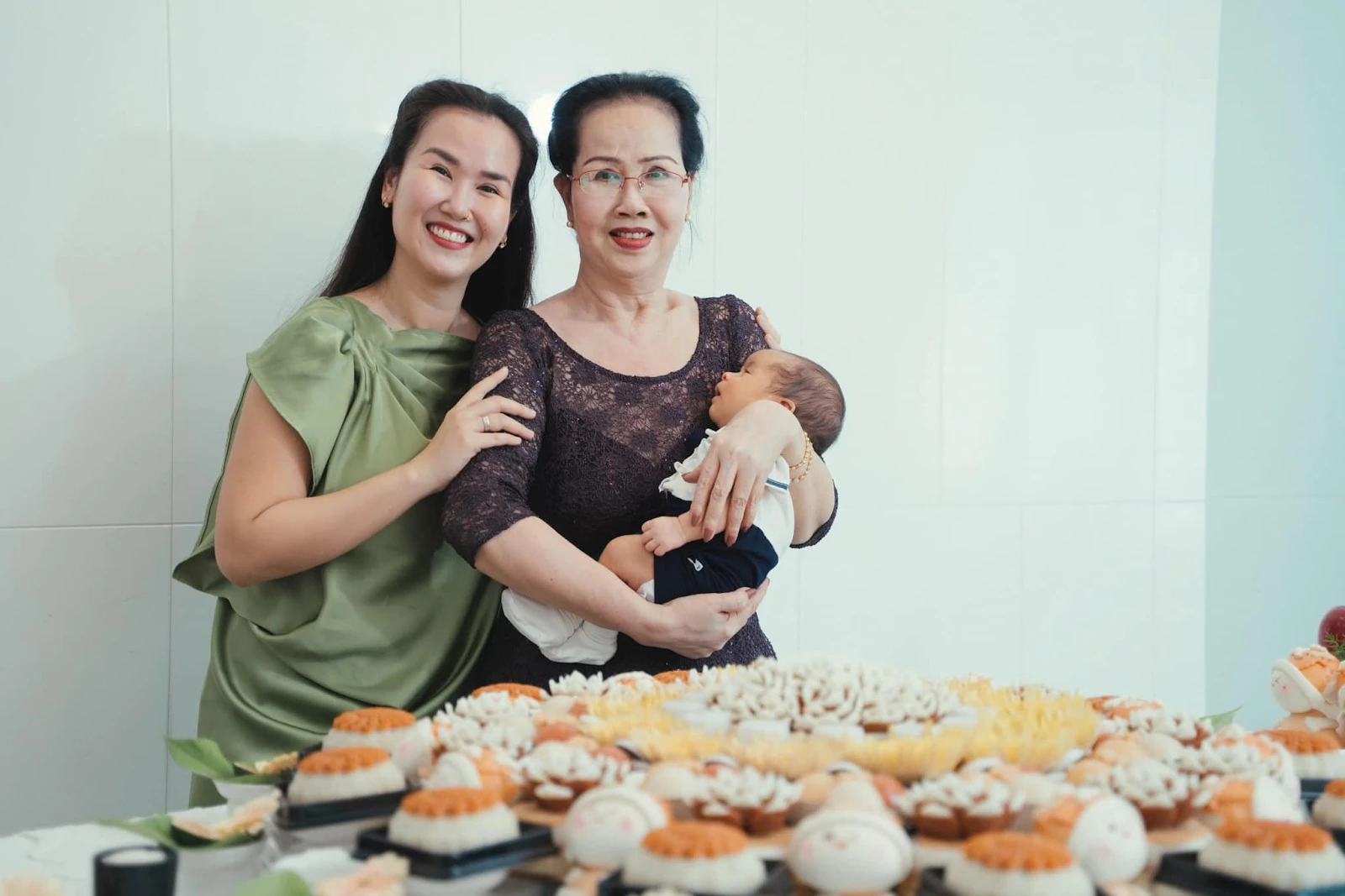 Con trai Võ Hạ Trâm đầy tháng, làm tiệc tưng bừng, ông ngoại xuất gia về thăm - Hình 4