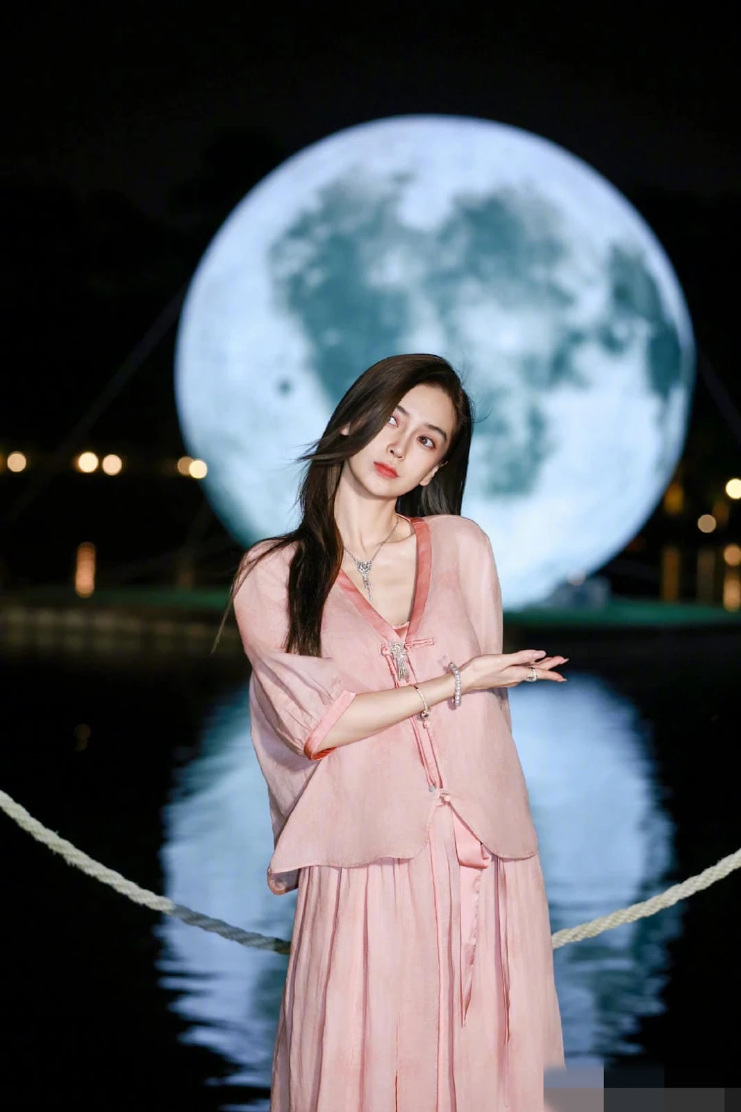 Angelababy gầy trơ xương, cố tỏ ra mình ổn khi Huỳnh Hiểu Minh làm bố lần 2? - Hình 1