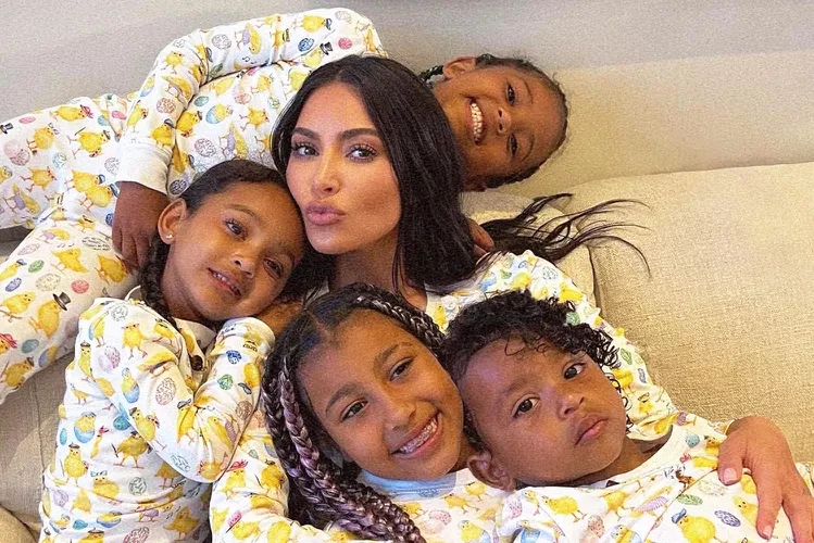 Kim Kardashian tự nhận bất lực và kiệt sức vì nuôi 4 con, đơn độc sau khi ly dị - Hình 1