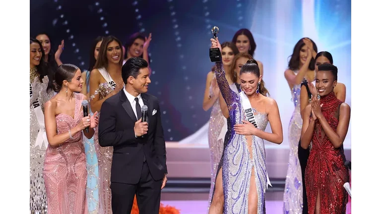 Mario Lopez: MC Miss Universe gây bấn loạn fan, diễn viên Hollywood đình đám - Hình 9