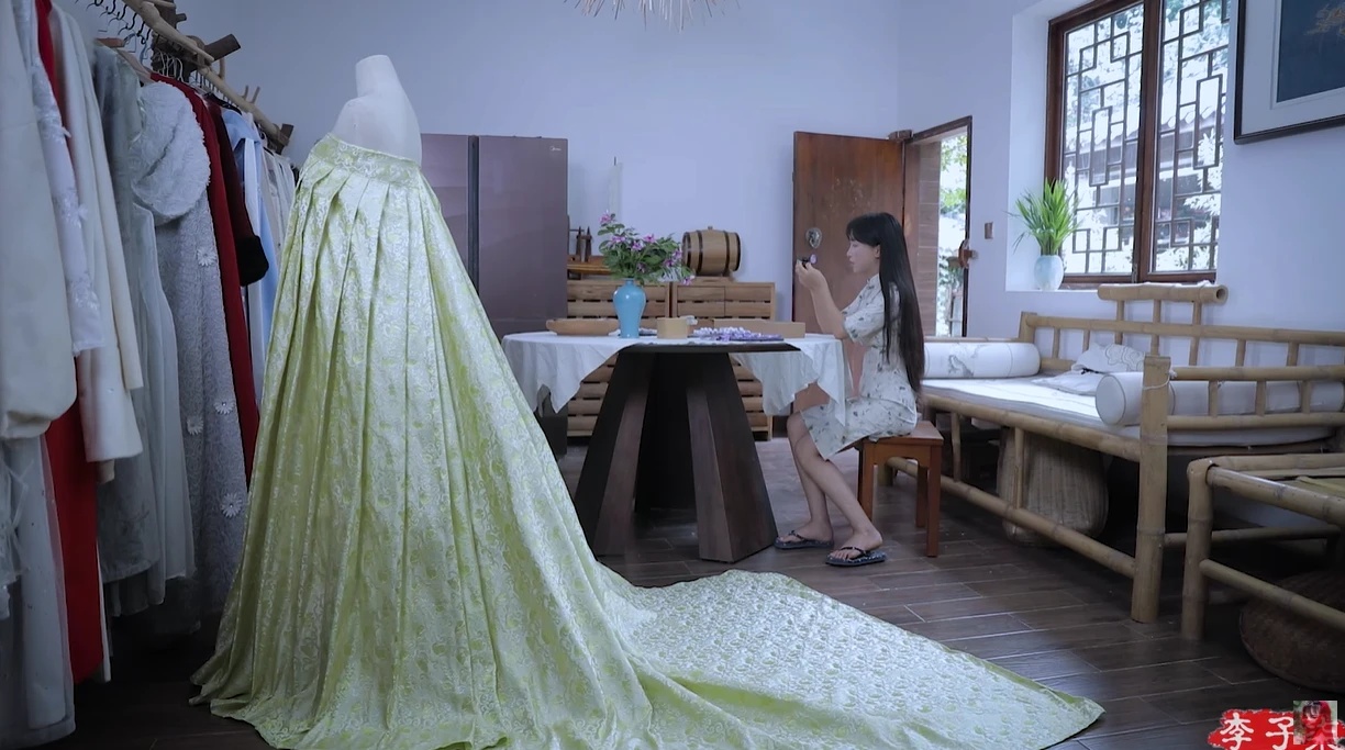 Lý Tử Thất khoe lưng trần, CĐM hoảng hồn vì chi tiết lạ, giấu bệnh ngặt nghèo? - Hình 7