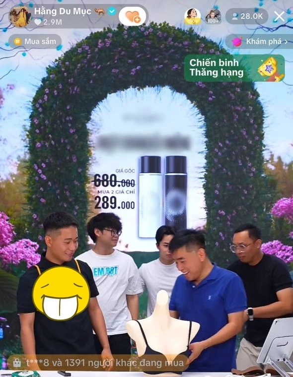 Team Quang Linh: fan trở mặt,vào livestream chê lố lăng, xuống nước vì tiền? - Hình 2