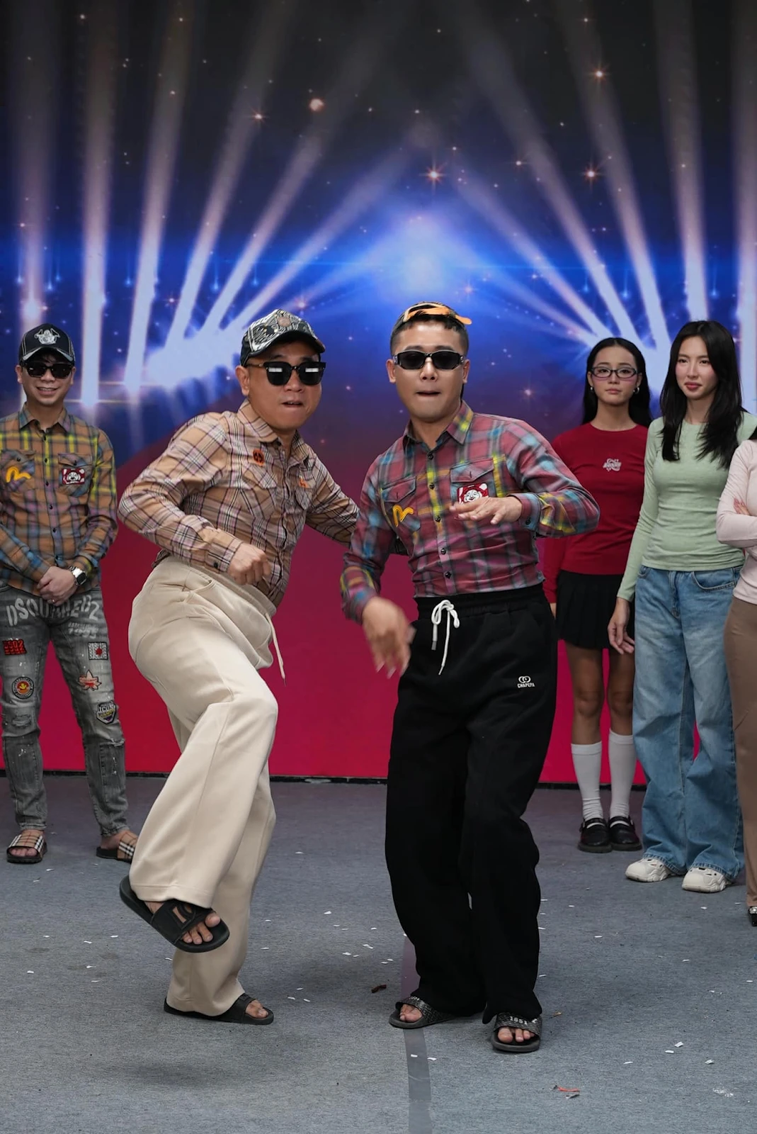 Team Quang Linh: fan trở mặt,vào livestream chê lố lăng, xuống nước vì tiền? - Hình 3