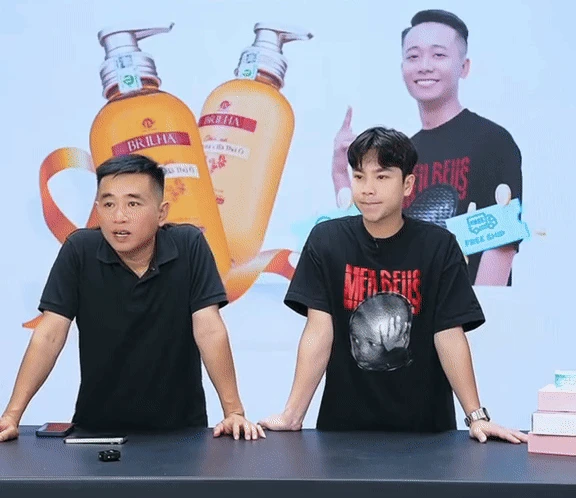 Team Quang Linh: fan trở mặt,vào livestream chê lố lăng, xuống nước vì tiền? - Hình 5