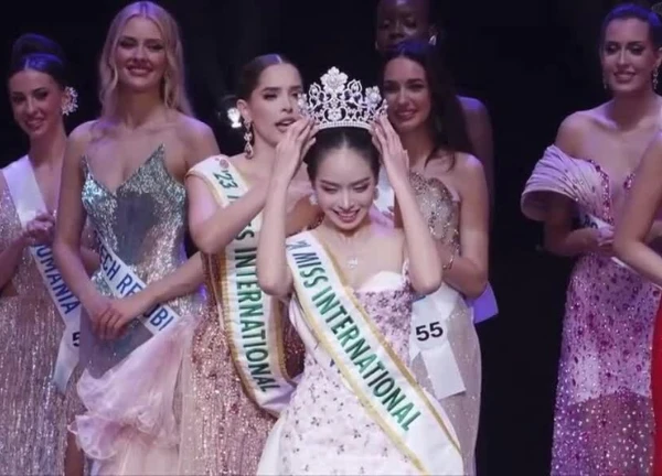 Thanh Thủy gây vỡ trận ngày về nước, fan kín đường diễu hành đón chánh cung - Hình 6