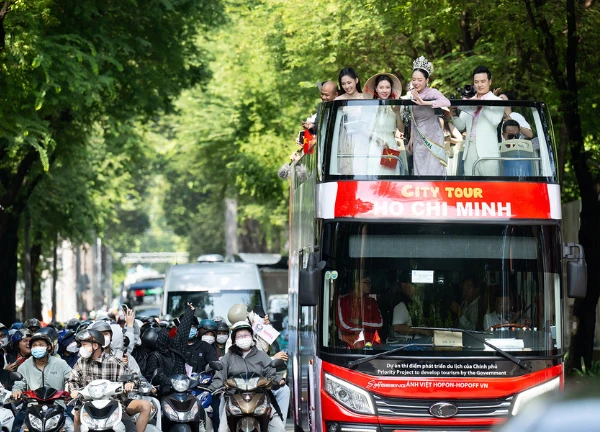 Thanh Thủy gây vỡ trận ngày về nước, fan kín đường diễu hành đón chánh cung - Hình 4