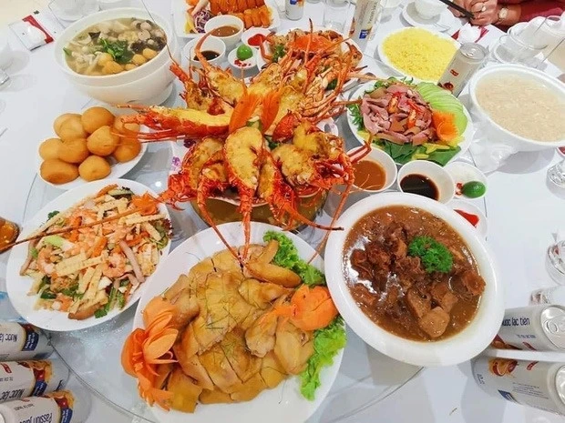 Đám cưới lâu đài Thành Thắng bất ngờ hot lại: Hoa tươi hết 15 tỷ, menu choáng - Hình 4