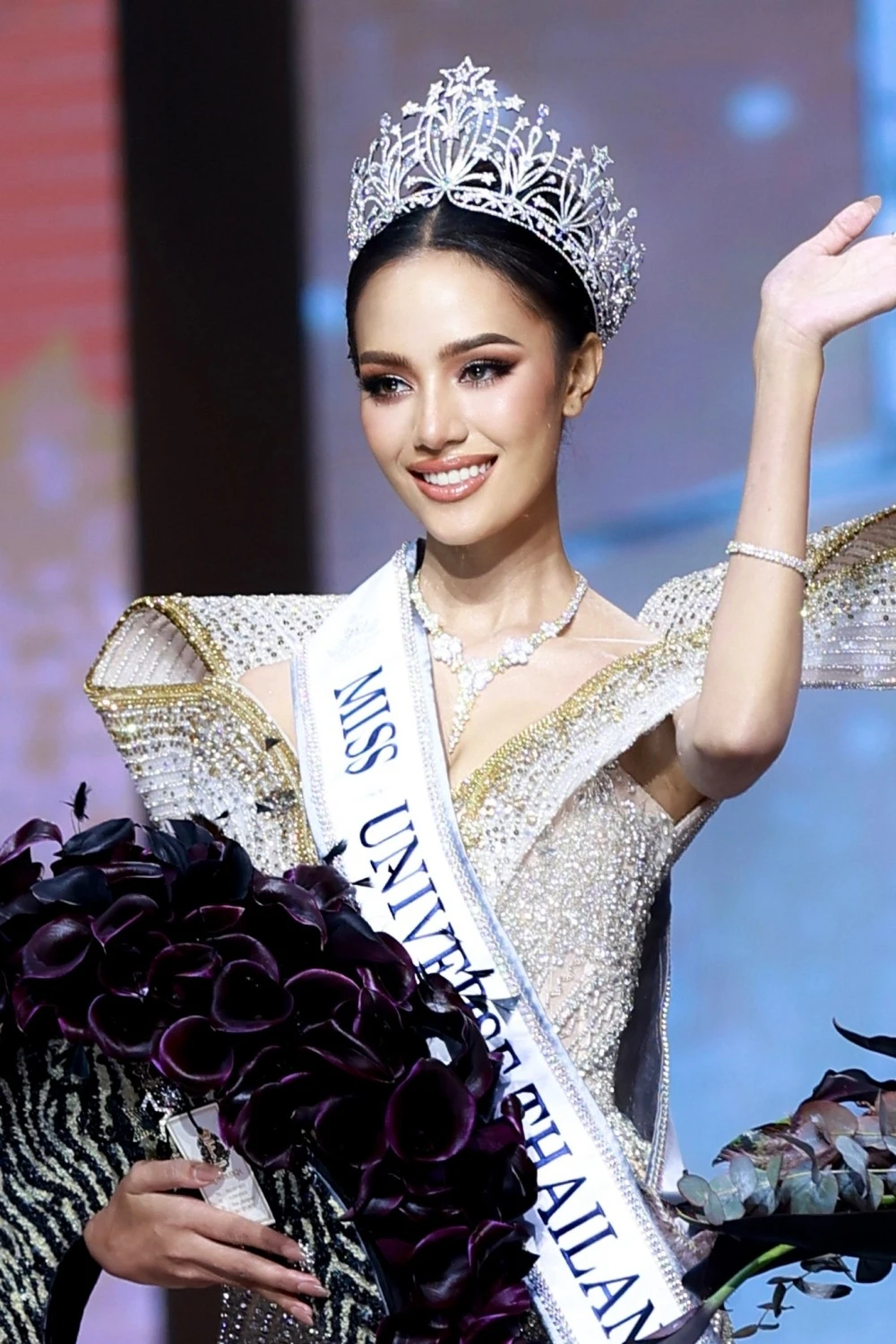 Miss Universe Thailand tuổi 20, dùng bệnh K làm kế đè bẹp Kỳ Duyên là ai? - Hình 1