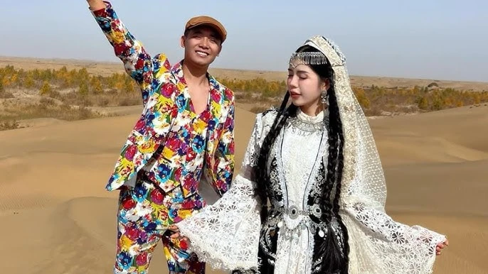 Quang Linh Vlog về lại Nghệ An thăm mẹ Liệu, xúc động hình ảnh quấn quýt bên bà - Hình 2