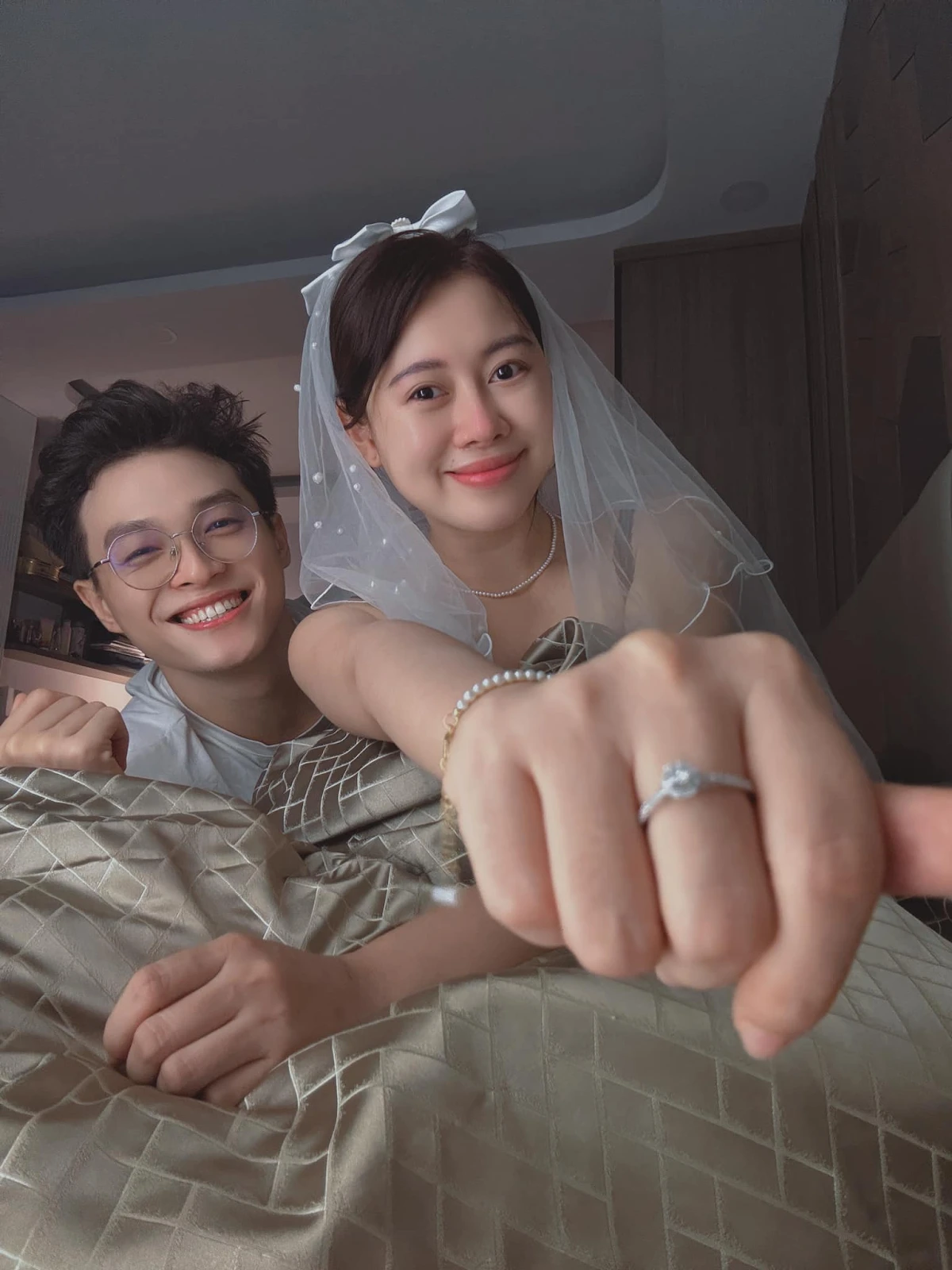 Việt Phương Thoa được cầu hôn ở nơi không ai ngờ, clip độc lạ đạt triệu lượt xem - Hình 4