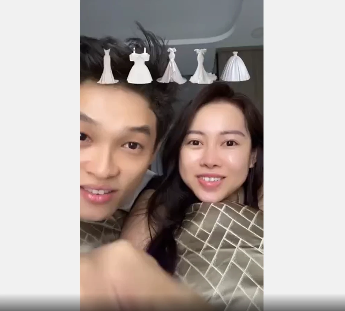 Việt Phương Thoa được cầu hôn ở nơi không ai ngờ, clip độc lạ đạt triệu lượt xem - Hình 1