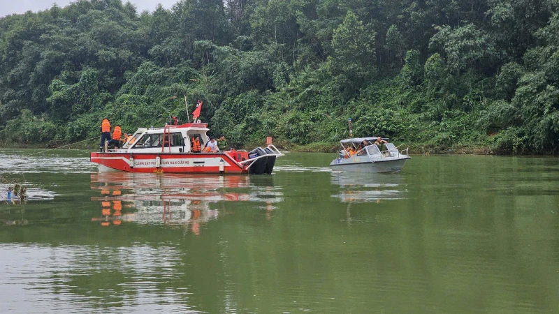 Xe gom rác rớt xuống sông Hương: video ghi lại chi tiết khó hiểu, cabin không ai - Hình 7
