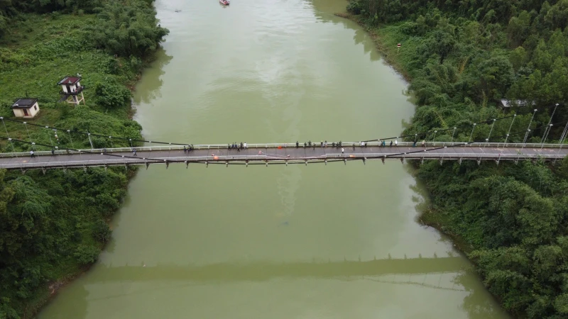 Xe gom rác rớt xuống sông Hương: video ghi lại chi tiết khó hiểu, cabin không ai - Hình 5