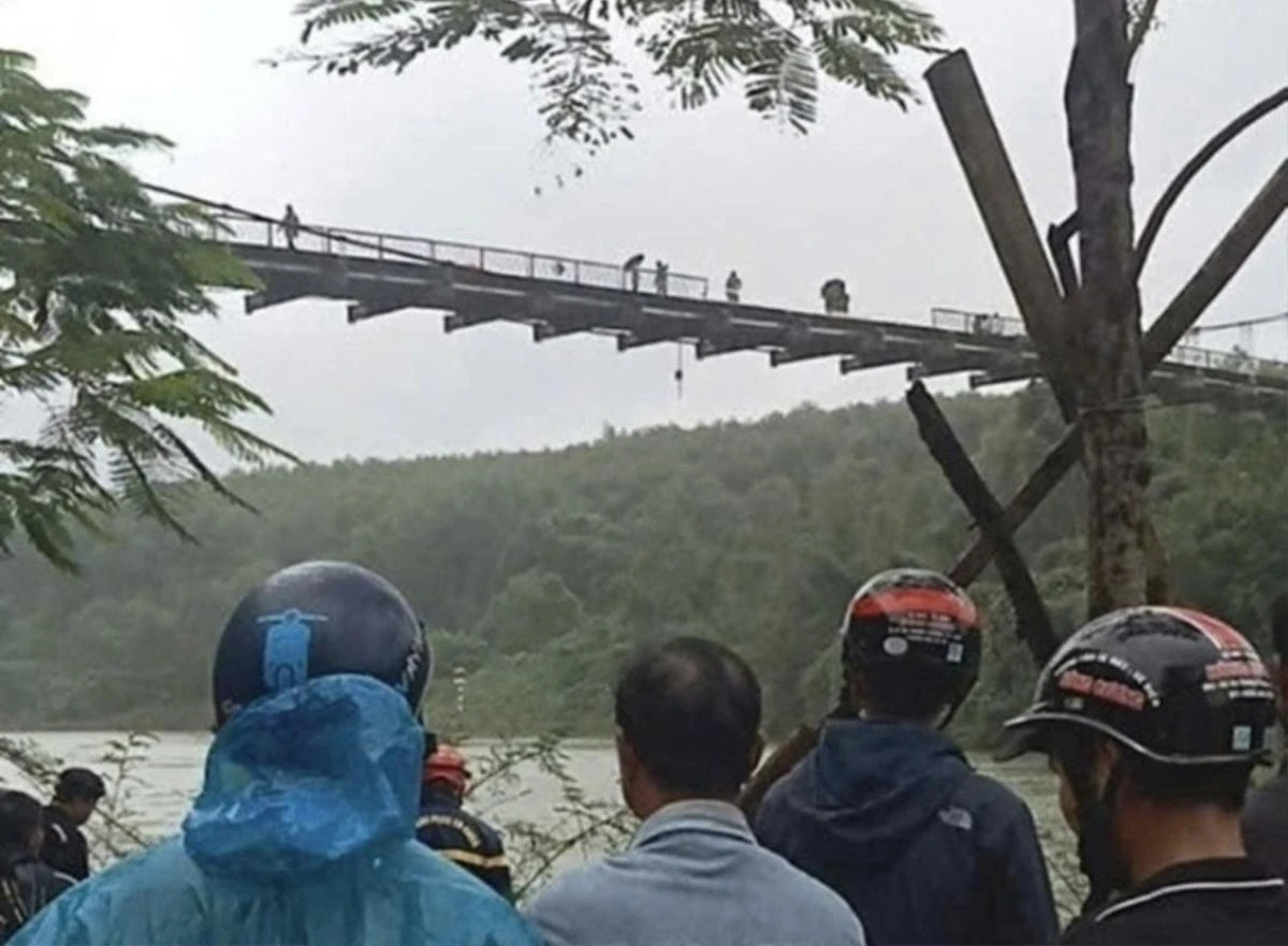 Xe gom rác rớt xuống sông Hương: video ghi lại chi tiết khó hiểu, cabin không ai - Hình 4