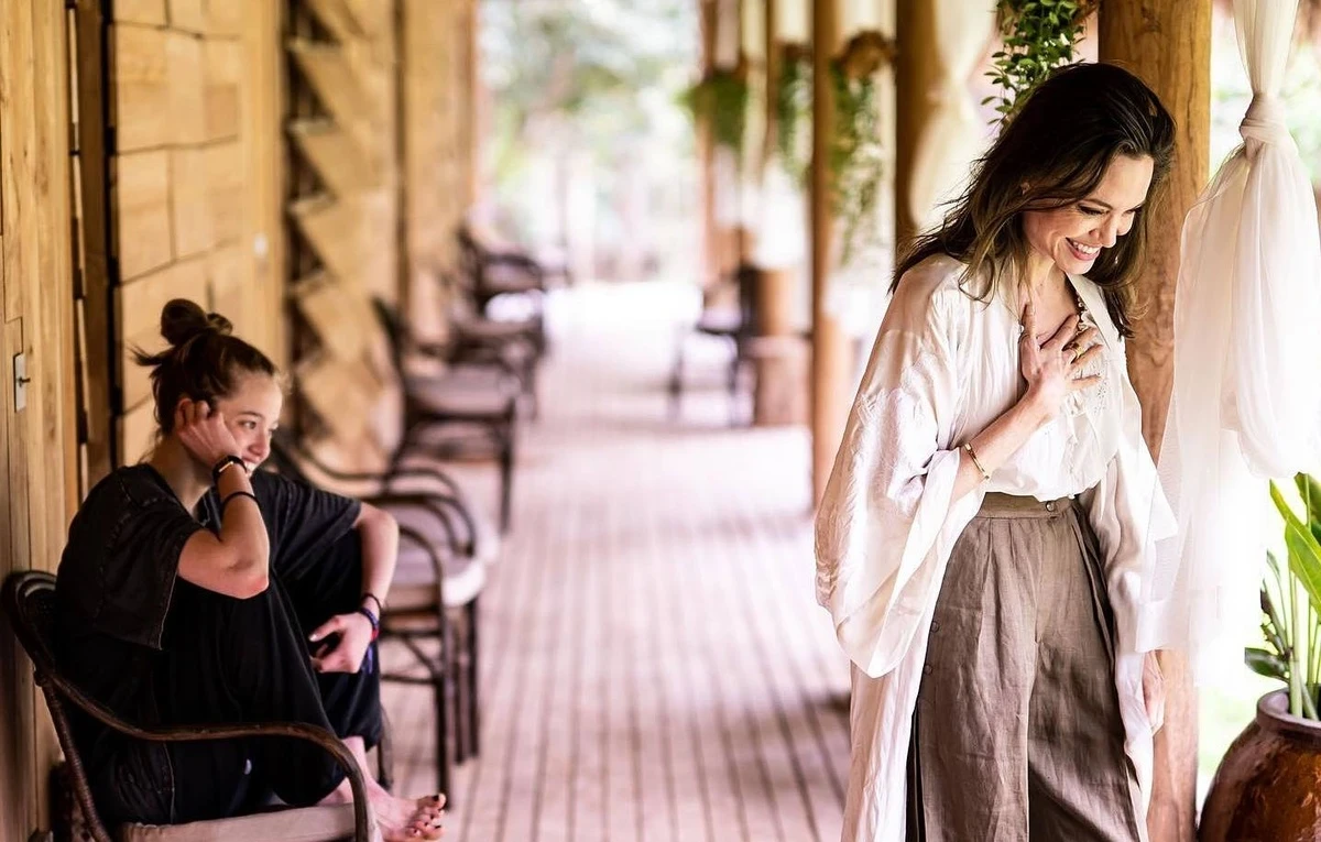 Ái nữ Angelina Jolie bất ngờ công khai bạn gái đồng giới, thực hư ra sao? - Hình 8