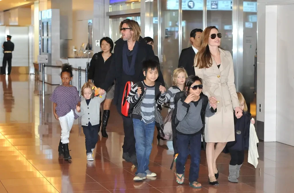 Bố mẹ Brad Pitt 1 thập kỷ không được gặp cháu, Angelina Jolie nói về việc làm mẹ - Hình 4