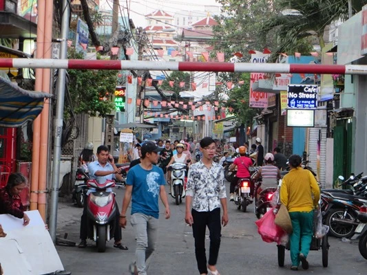 Hẻm Năm Cam khó sống ở Sài Gòn, hôn phối dễ toang, thực tế ố dề? - Hình 5