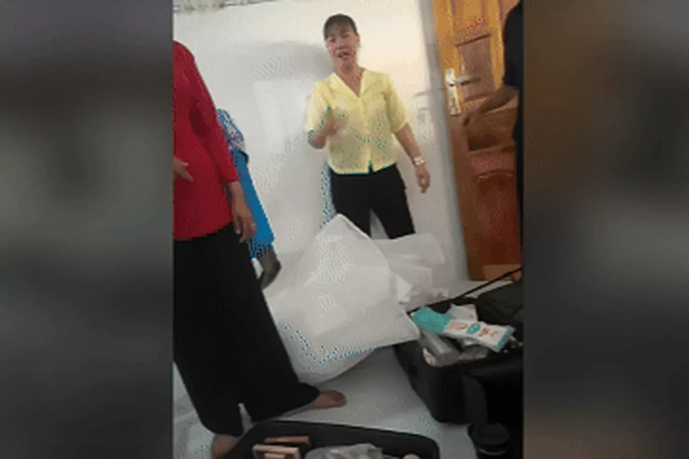 Thợ makeup bị nhà chú rể lục soát vali vì nghi truộm 20 triệu, live khóc nức nở - Hình 1