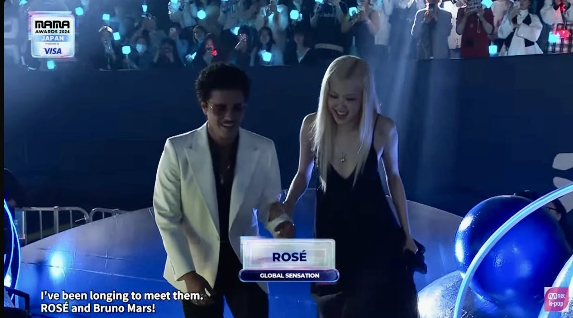 Bruno Mars đánh chén với Rosé, kiệm lời nói 2 chữ, thành biểu tượng MAMA? - Hình 4