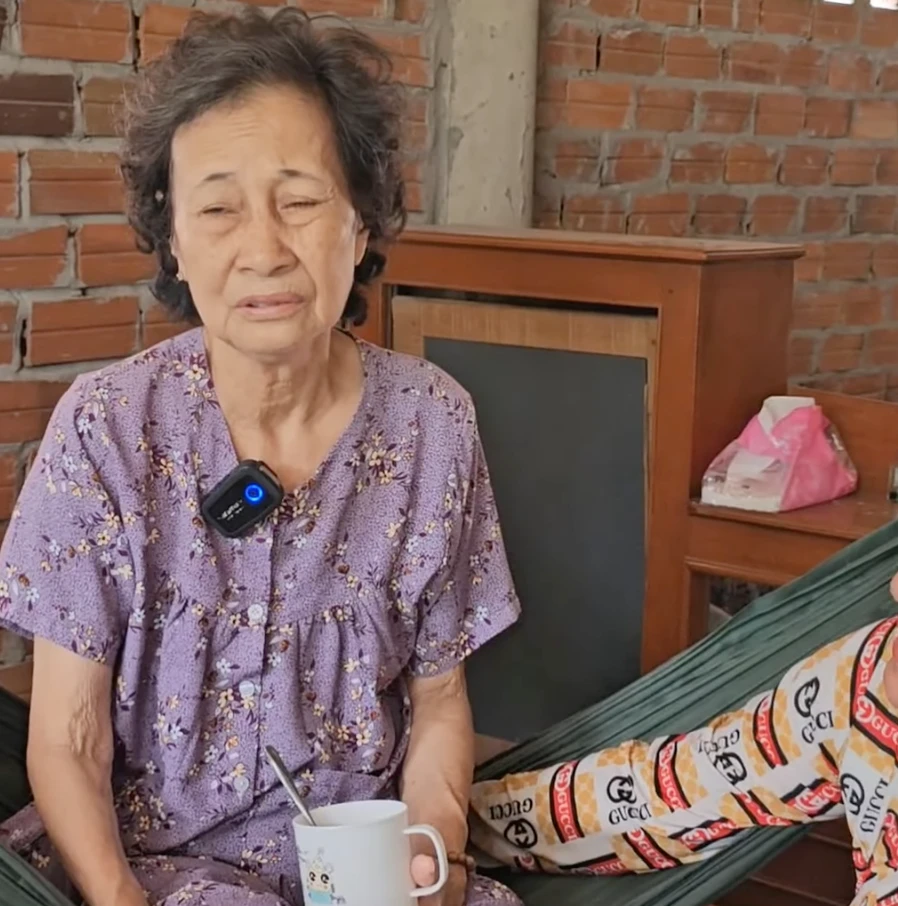 Bà ngoại Kim Tiểu Ly truyền nước biển sau đám tang, nói sự thật về Kim Tiểu Long - Hình 4