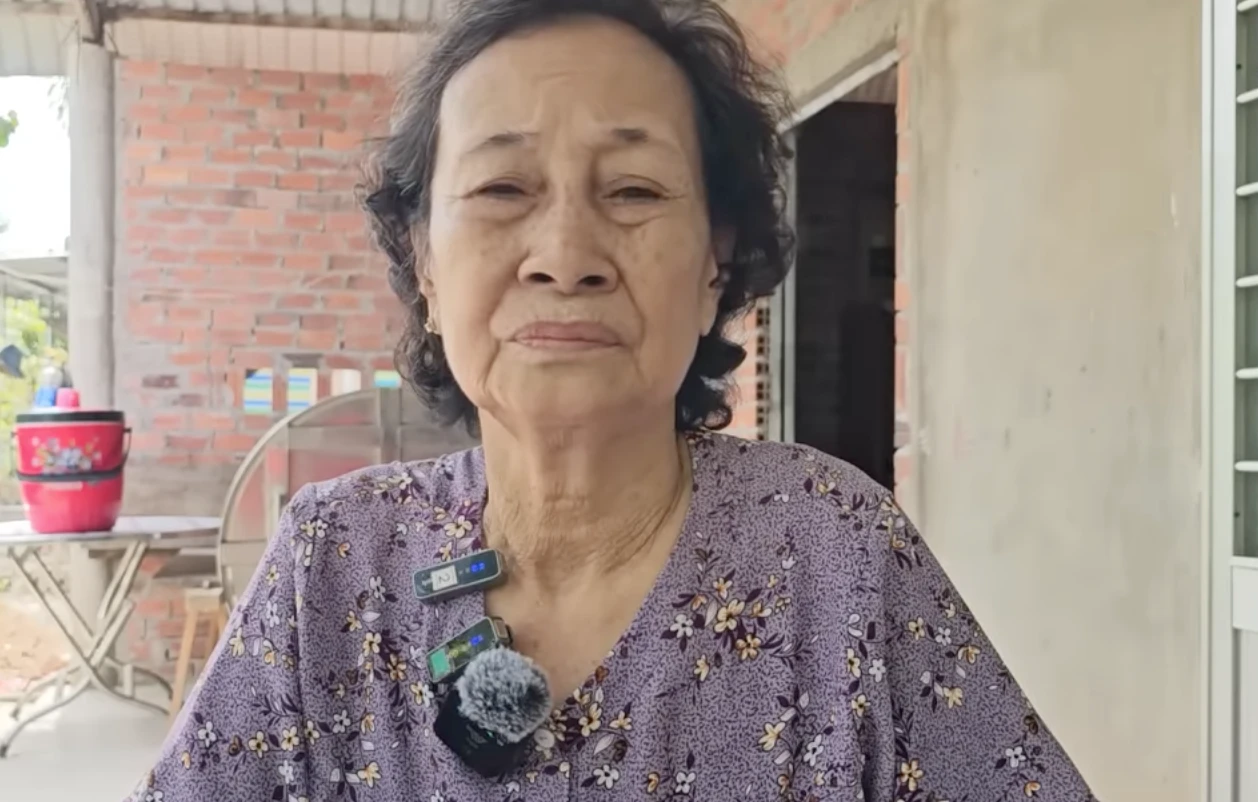 Bà ngoại Kim Tiểu Ly truyền nước biển sau đám tang, nói sự thật về Kim Tiểu Long - Hình 3