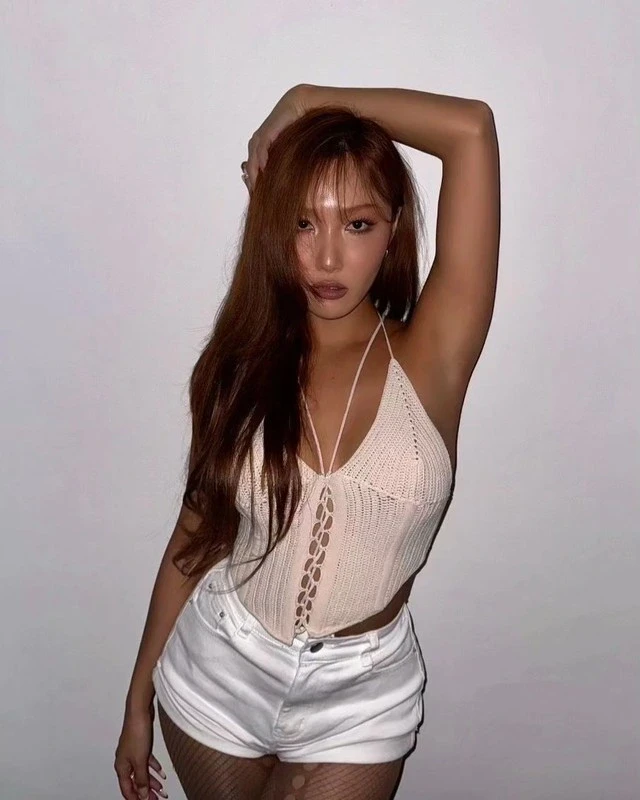 Hwasa em út nhà MAMAMOO, đắc tội fan Việt vì ném nón lá làm màu là ai? - Hình 2