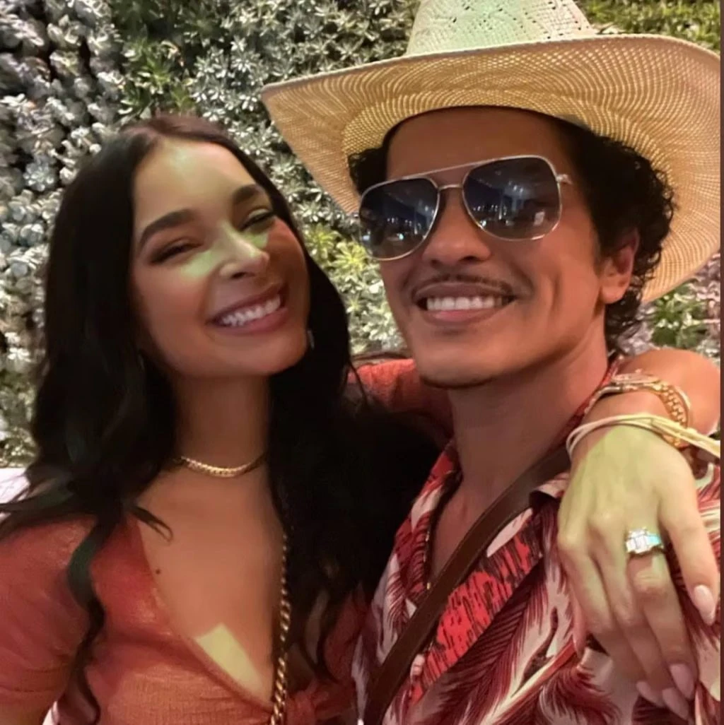 Bruno Mars được fan đẩy thuyền cùng Rosé, dân tình vội điều tra lý lịch - Hình 5
