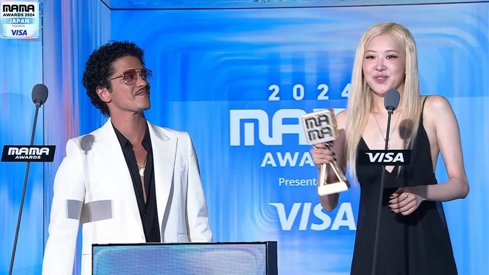 Bruno Mars được fan đẩy thuyền cùng Rosé, dân tình vội điều tra lý lịch - Hình 1