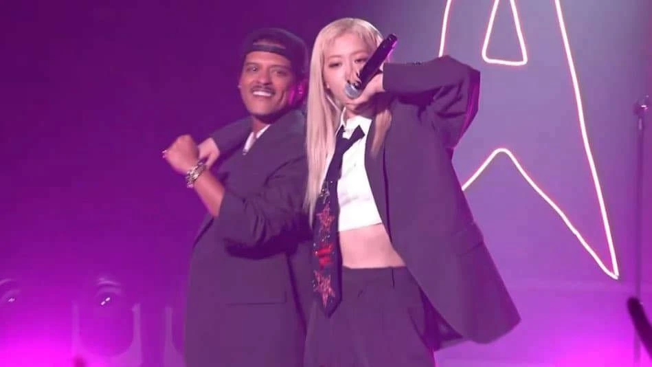 Bruno Mars được fan đẩy thuyền cùng Rosé, dân tình vội điều tra lý lịch - Hình 2
