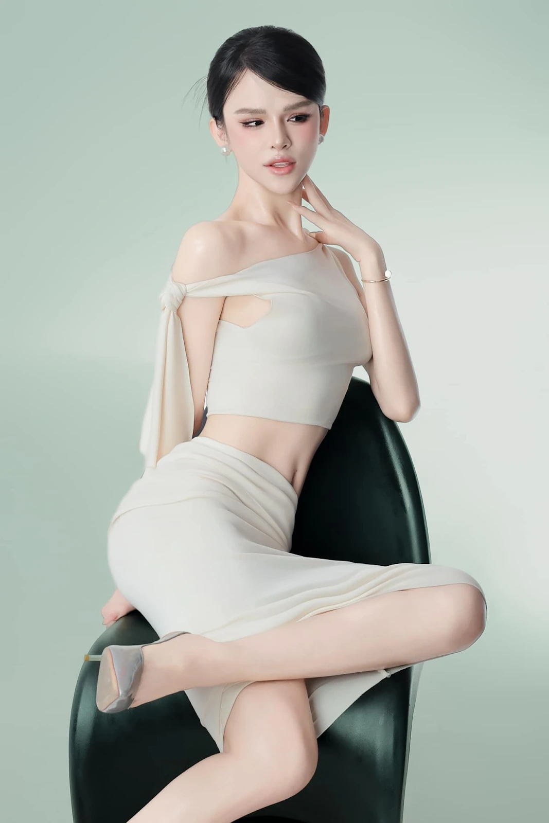 Bạn thân Trấn Thành đụng độ Mẫn Nhi, ghi danh MIQ, visual bén cỡ này? - Hình 6