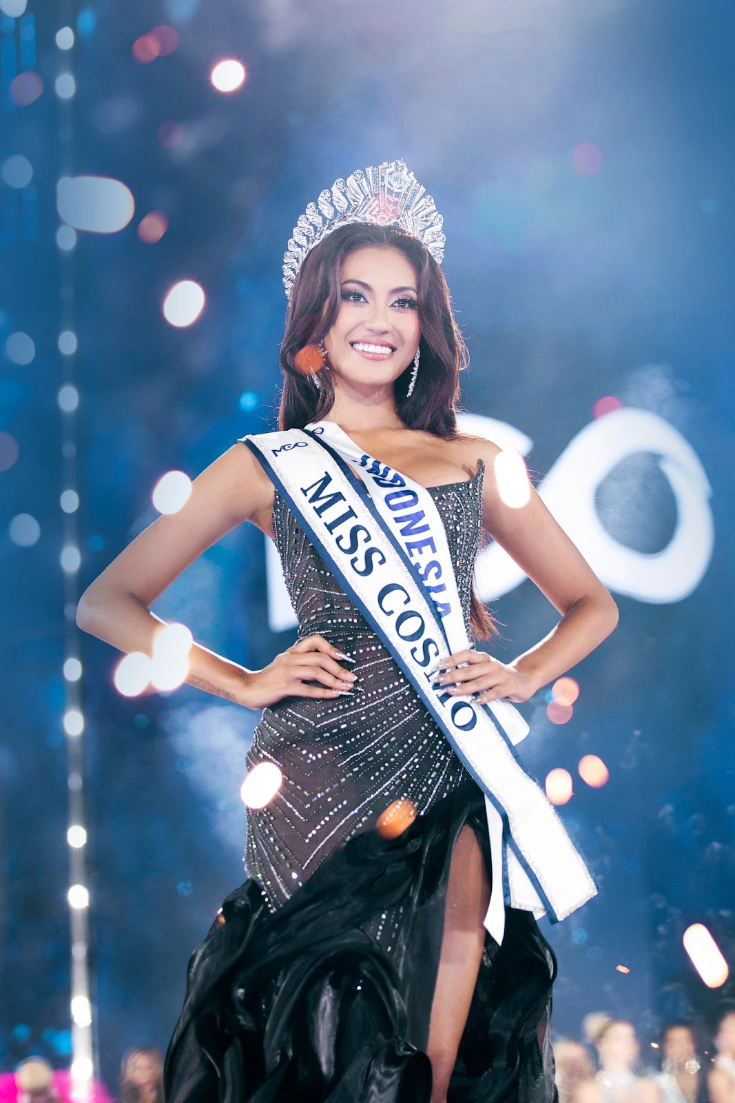 Ketut Permata Juliastrid: Mỹ nhân Indonesia đăng quang Miss Cosmo tại Việt Nam - Hình 2