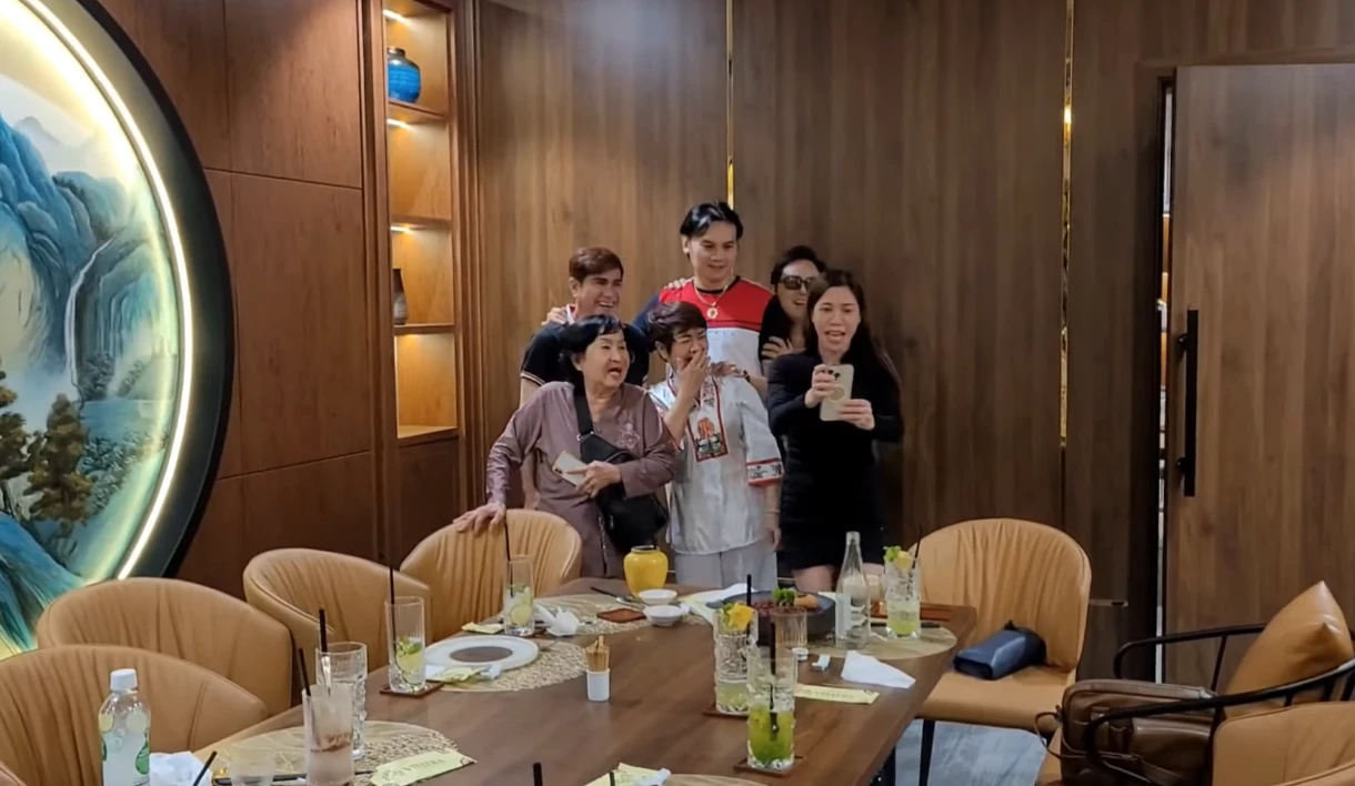 Kim Tiểu Long mở tiệc chia tay, vội về Mỹ, nói lời cuối với con gái nuôi Tiểu Ly - Hình 1