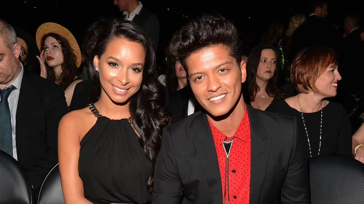 Bruno Mars lộ mối tình 13 năm sau sự xuất hiện ở MAMA và màn hôn đắm đuối Rosé - Hình 7