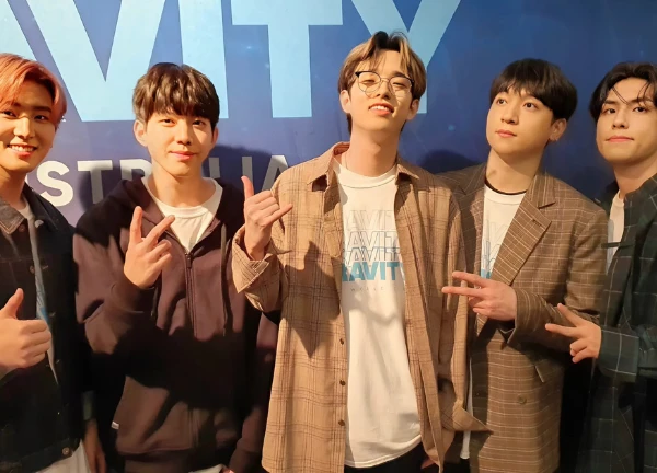 DAY6 vượt mặt đàn anh, fan BIGBANG và BTS ngậm cay đắng khi DAY6 soán ngôi! - Hình 3