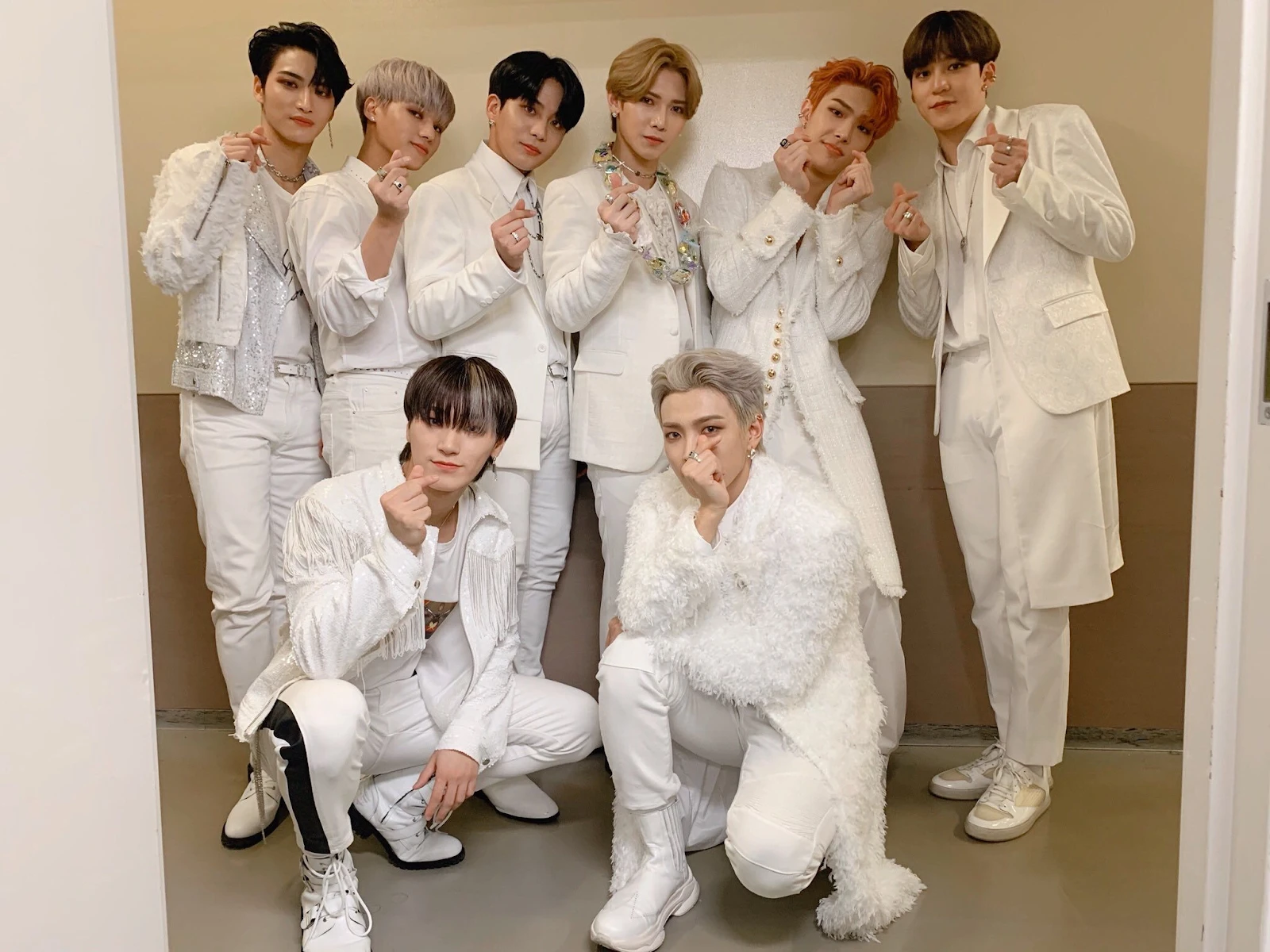 Jongho hậu bối 2k khiến TWICE ngỡ ngàng, bị kẻ lạ mặt theo dõi, là ai? - Hình 5