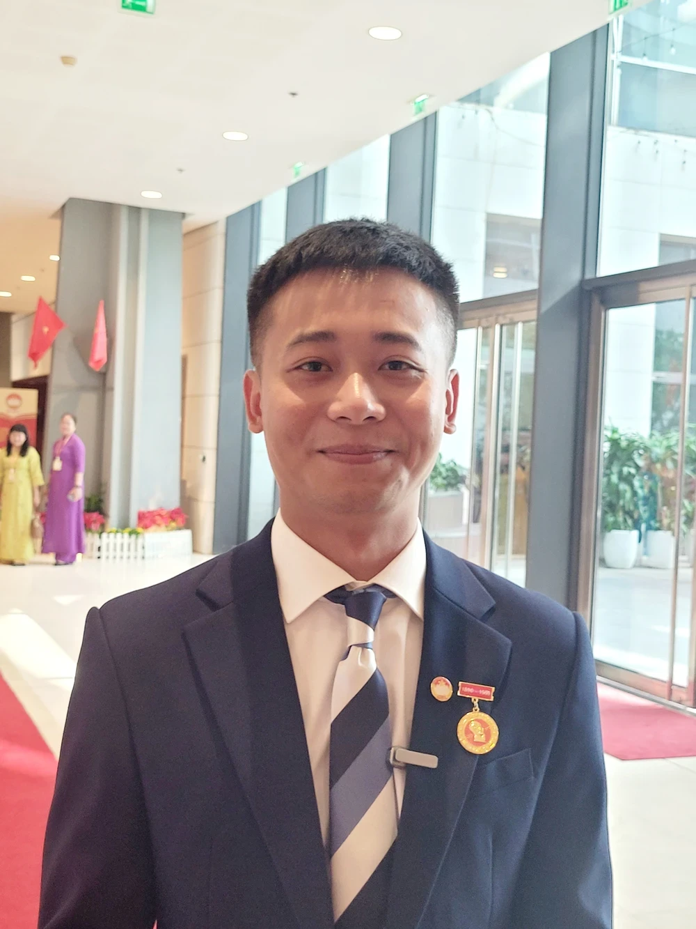 Quang Linh được Bộ Công thương ngỏ lời siêu oách, chễm chệ đi cùng các ông lớn - Hình 8