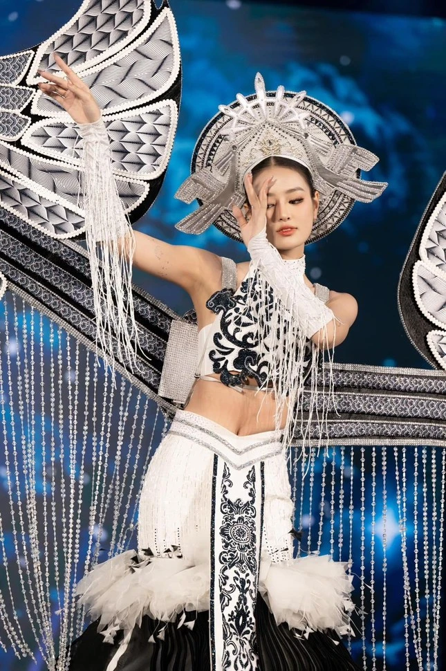 Miss Intercontinental: Bùi Khánh Linh tỏa hào quang giữa rừng hoa cực cháy - Hình 6