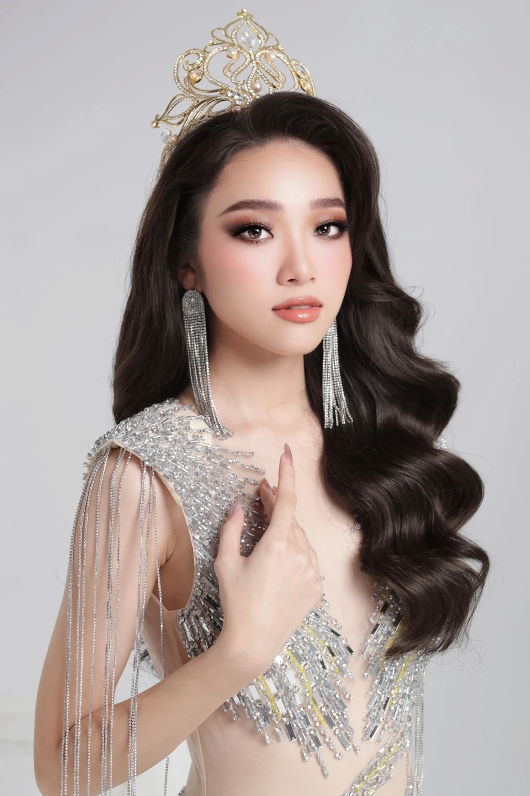 Phạm Kim Ngân: Hoa hậu Hoàn cầu VN đăng quang tranh cãi, bị đồn ngậm thìa vàng - Hình 5