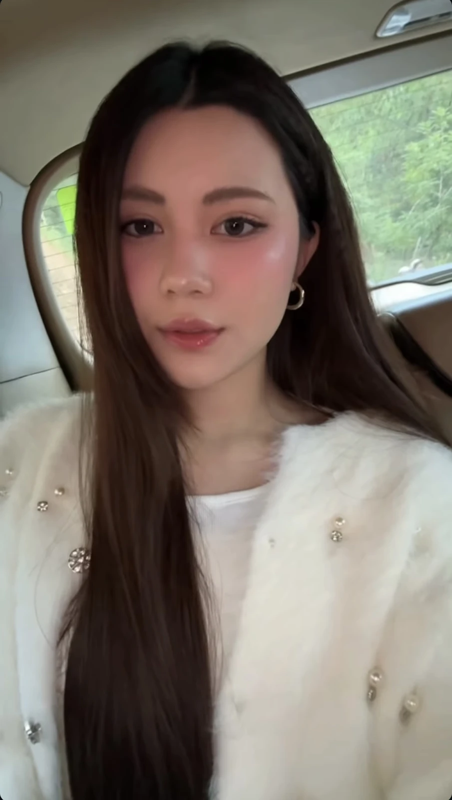 Hạt Dẻ nửa kín nửa hở đu trend APT. Rosé, làm lu mờ Lọ Lem vẫn hút triệu view - Hình 4
