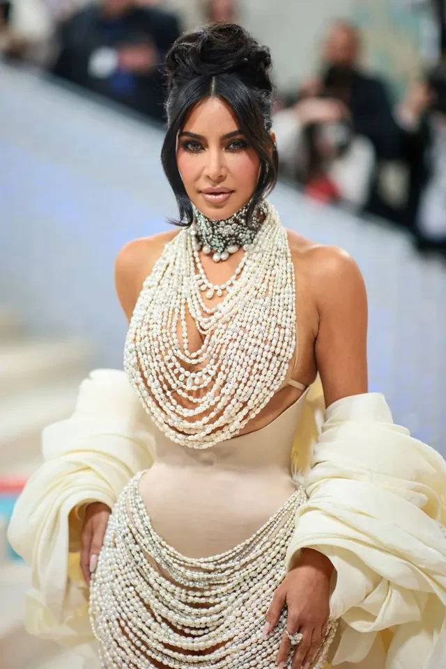 Kim Kardashian ăn gạch với phụ kiện khó coi, đeo vòng công nương thiếu tinh tế - Hình 5