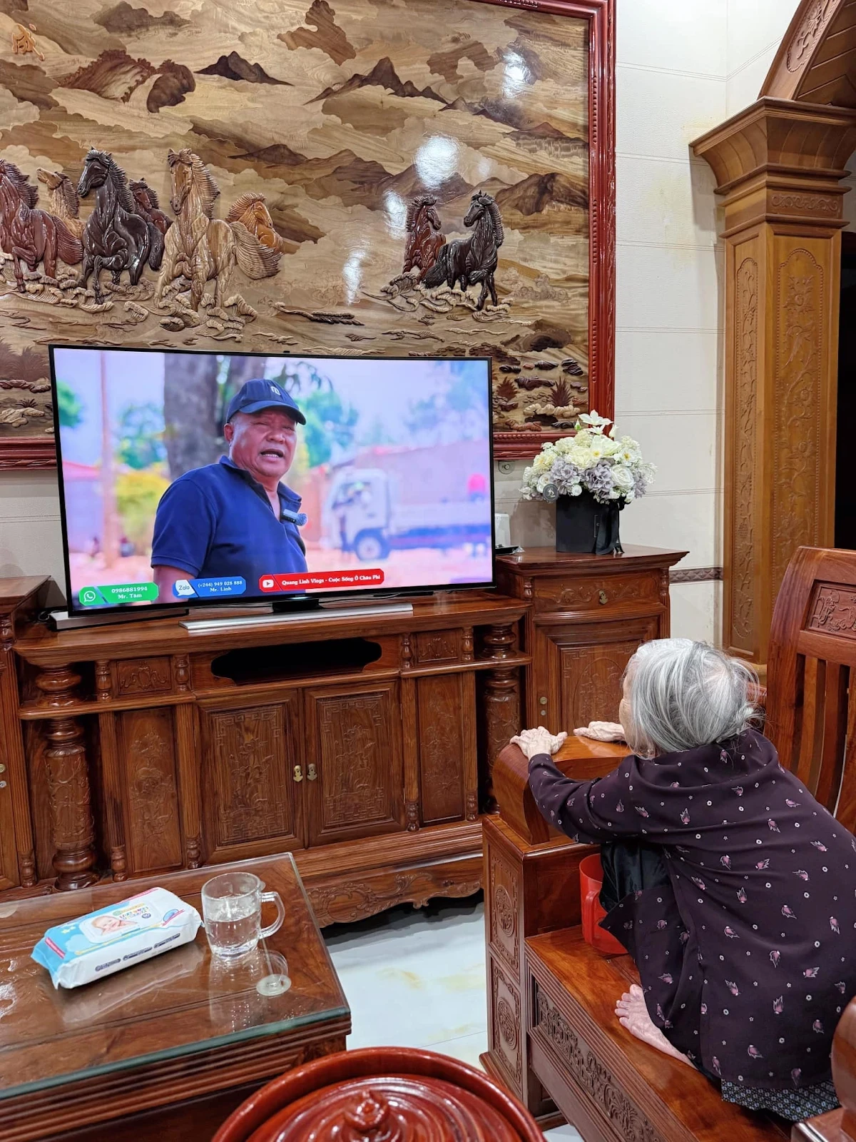 Quang Linh Vlog về quê làm căn cước, công an nữ vây kín, xuất hiện chuẩn idol - Hình 5