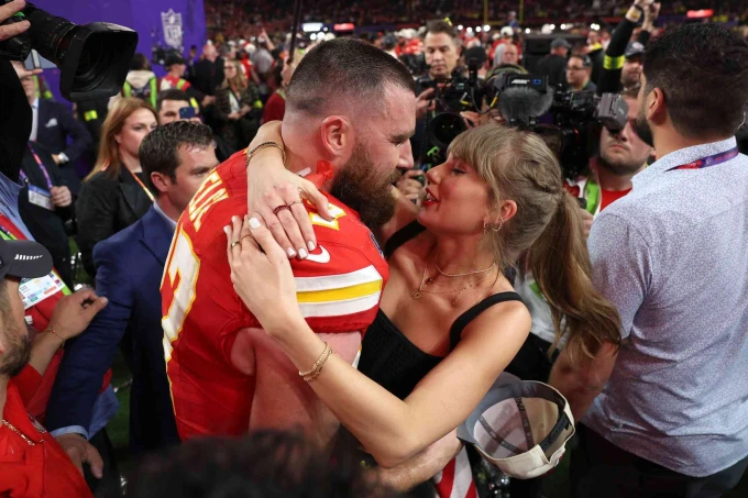 Taylor Swift sốc khi thấy anh chồng tương lai đập điện thoại của fan, sẽ từ hôn? - Hình 7