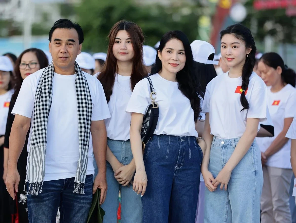 Bà xã MC Quyền Linh lấn át 2 ái nữ với nhan sắc U50 mặn mà, cam thường khó dìm - Hình 4