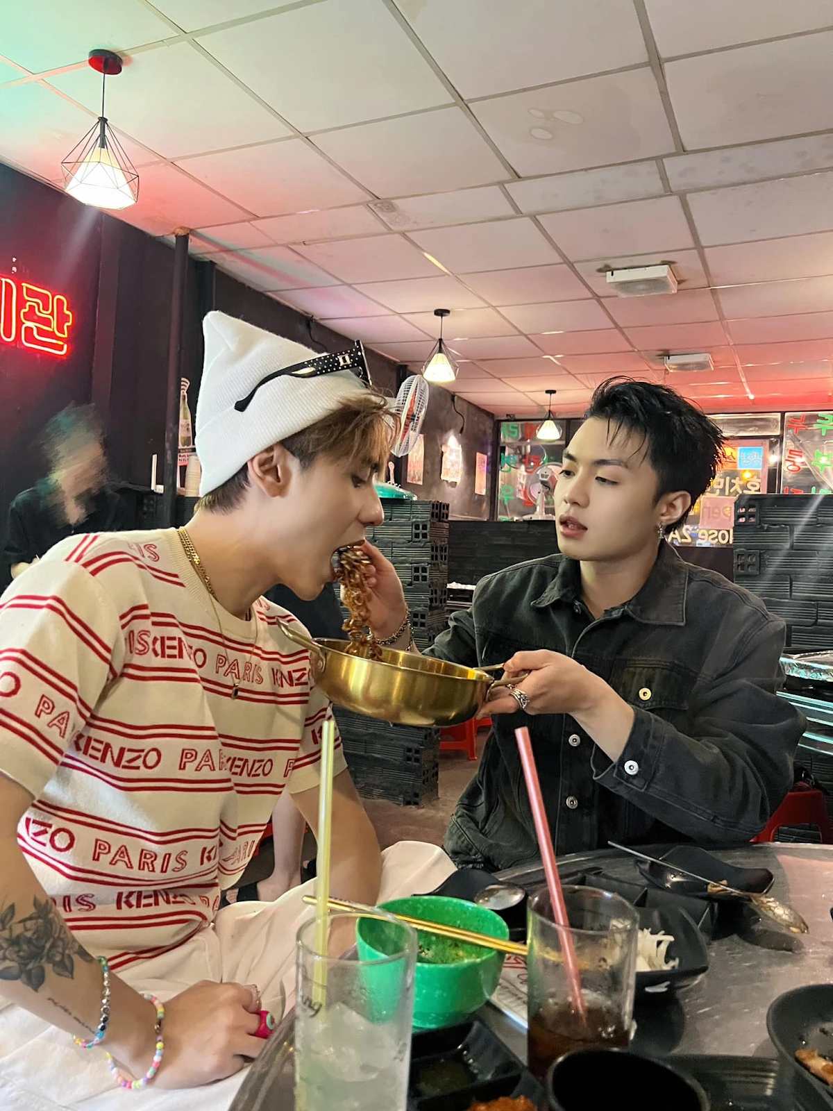Quang Hùng MasterD lộ vẻ sợ hãi, suýt bị thương tại 1 sự kiện, fan phẫn nộ - Hình 6