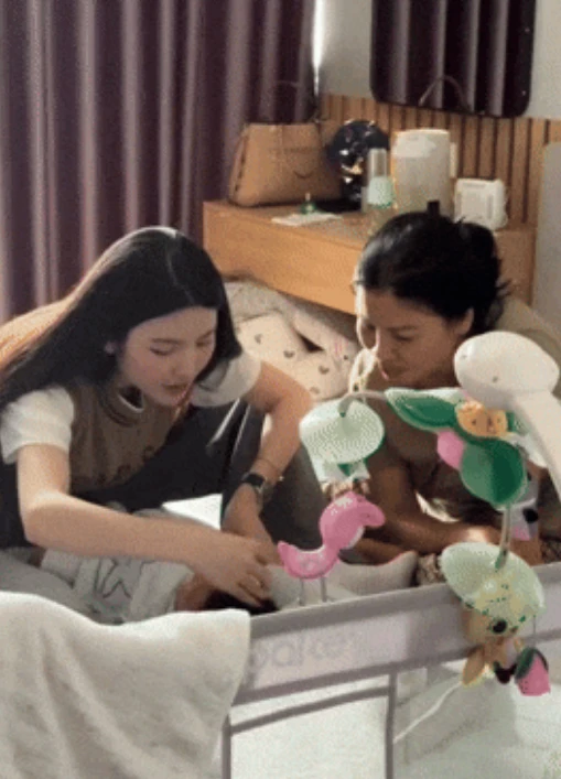 Vợ Quang Hải về dáng con gái, vắng mặt chồng, làm việc khó coi với trai Hàn? - Hình 6